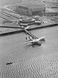 1940. The Pan American clipper pronto a decollare, Marine Terminal La Guardia Airport New York